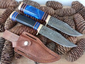 PAIR OF 2 FORGED DAMASCUS STEEL, CLIP POINT, HUNTER KNIVES, ACRYLIC HANDLE WITH LEATHER SHEATH